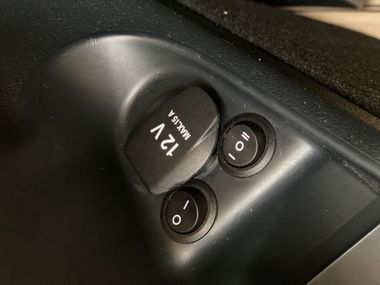 Mercedes-Benz Marco Polo W447 12V Steckdose hintere Seitenverkleidung inkl. Deckel - Mercedes-Benz Original-Teile neben Rücksitzbank Mercedes-Benz-Benz Marco Polo W447 12V Steckdose hintere Seitenverkleidung inkl. Deckel - Mercedes-Benz Original-Teile