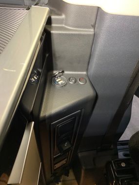 Prises 12V et USB supplémentaires dans le coin cuisine du Marco Polo Mercedes-Benz - montage inclus