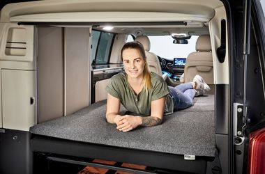 The deluxe accessories starter pack for the Mercedes-Benz Marco Polo contains items see description